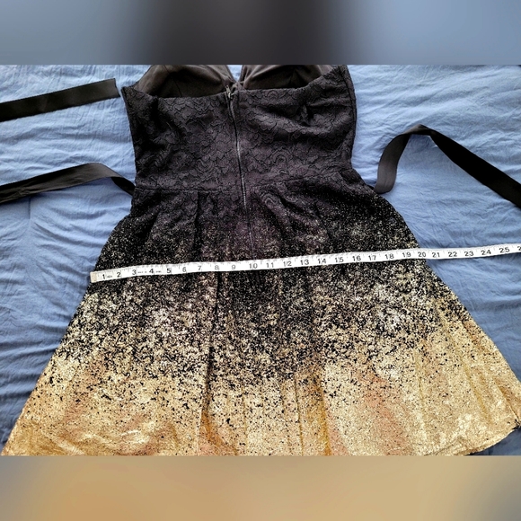 Beautiful strapless Prom Dress/Formal. Black and Gold. Sz 9/10 - Picture 3 of 11